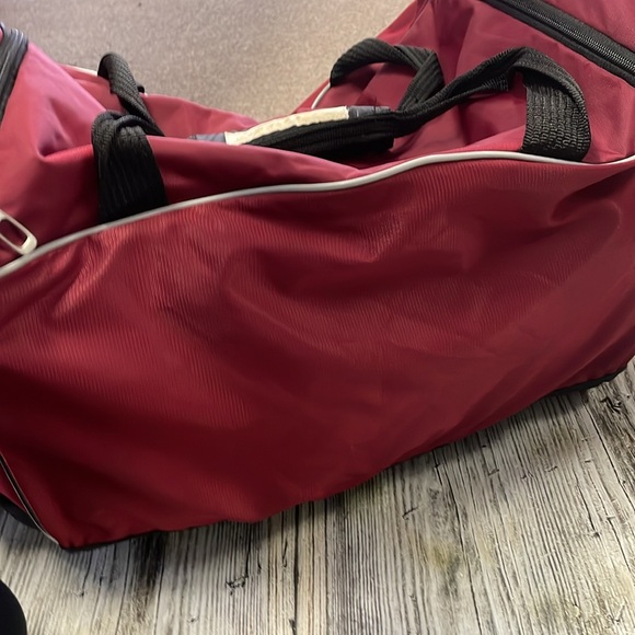 Nike Duffle Bag 1 zipper tab broke but still works fine - Picture 6 of 13